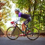 Dlaczego warto zainwestować w koszulki kolarskie?