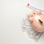 Grzejniki na podczerwień - koszty ogrzewania Ogrzewanie elektryczne nadal w przekonaniu wielu stanowi bardzo duży wydatek. Nie jest to jednak do końca prawda. I koszty, które trzeba poświęcić na niektóre sposoby ogrzewania elektrycznego mogą być niższe od tych standardowo wykorzystywanych. Jeśli chcesz dowiedzieć się więcej na temat grzejników na podczerwień przejdź na stronę: https://global-online.pl/panele-grzewcze/. Kilka słów o grzejnikach na podczerwień Grzejniki podczerwieni są jednym z rodzajów ogrzewania, które wykorzystują podczerwień do ogrzewania pomieszczeń. Podczerwień to rodzaj promieniowania elektromagnetycznego o długości fali poniżej widzialnego spektrum światła. Promieniowanie to jest w stanie przeniknąć przez powietrze i ogrzewać przedmioty bezpośrednio, bez konieczności ogrzewania powietrza w pomieszczeniu. Grzejniki podczerwieni mogą być skutecznym sposobem ogrzewania, ponieważ są w stanie szybko i równomiernie rozgrzać przedmioty i powierzchnie w pomieszczeniu. Są również ciche i nie wymagają wentylacji, ponieważ nie wydzielają spalin. Koszty ogrzewania grzejnikami na podczerwień Jeśli chodzi o koszty ogrzewania za pomocą grzejników podczerwieni, to mogą one różnić się w zależności od wielu czynników, takich jak wielkość pomieszczenia, izolacja termiczna budynku, rodzaj używanego paliwa. Ogólnie rzecz biorąc, koszty ogrzewania za pomocą grzejników podczerwieni mogą być niższe niż przy użyciu innych rodzajów ogrzewania, takich jak kotły centralnego ogrzewania, ponieważ są one bardziej efektywne energetycznie. Na początku trzeba jednak trochę zainwestować w całą instalację. Z czasem jednak przyniesie to swoje efekty i będziemy mogli cieszyć się z zaoszczędzonych pieniędzy. Panele szybko nagrzewają pomieszczenie przez co równie mogą zostać na dłużej wyłączone nie generując tym samym żadnych opłat. Dodatkowo o wiele dłużej utrzymuje się poczucie ciepła nawet przy spadku temperatury. Oczywiście aby uzyskać dokładne szacunki kosztów ogrzewania za pomocą grzejników podczerwieni, należy skonsultować się z profesjonalistą lub zapoznać się z dostępnymi na rynku ofertami. Grzejniki na podczerwień - koszty ogrzewania Grzejniki na podczerwień - koszty ogrzewania