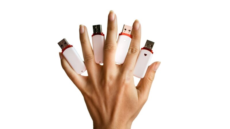 Pendrive z logo dla każdego pracownika – trend czy konieczność?
