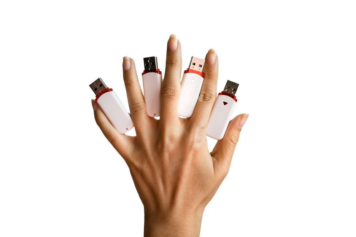 Pendrive z logo dla każdego pracownika – trend czy konieczność?
