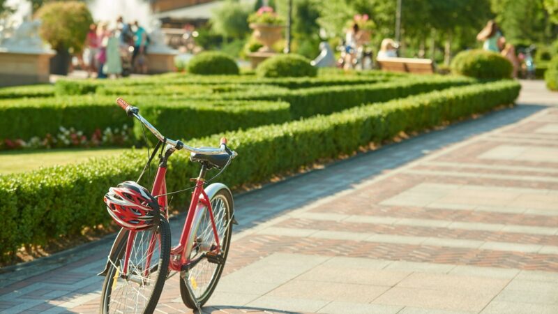 Odwiedź sklep rowerowy przed rozpoczęciem sezonu i uzupełnij swoje wyposażenie – co kupić?